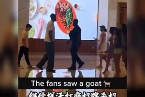 气质拿捏😏 球迷偶遇杜兰特，后面还跟着几位美女...